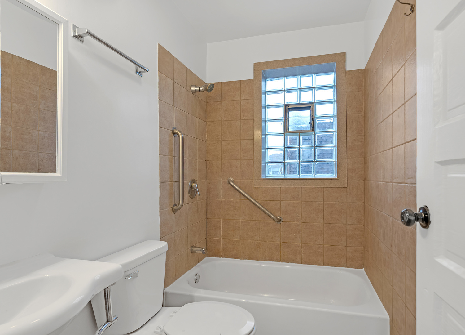 2418 N Kenton Avenue Property Photo 5