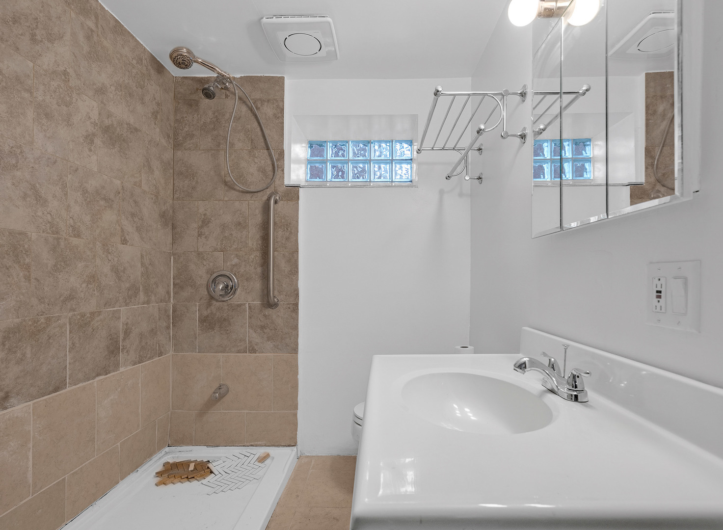 2418 N Kenton Avenue Property Photo 16