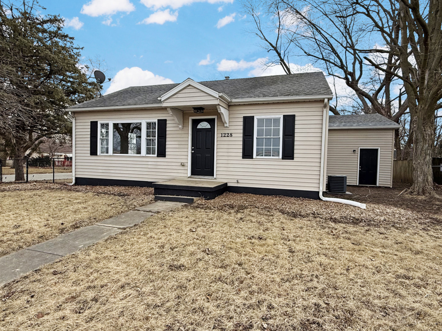 1228 E Grove Avenue Property Photo