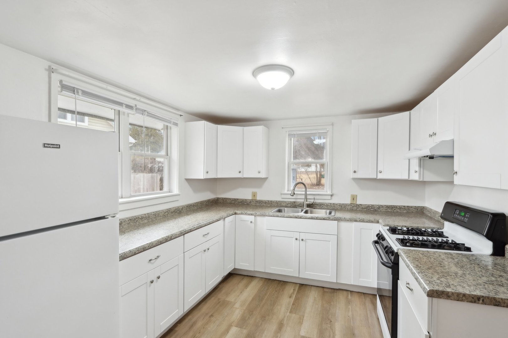 107 N River Road Property Photo 8
