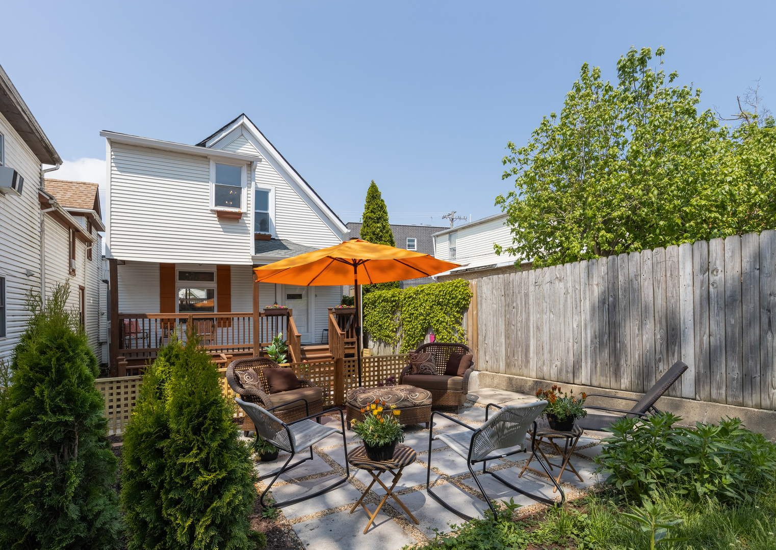6920 N Clark Street Property Photo