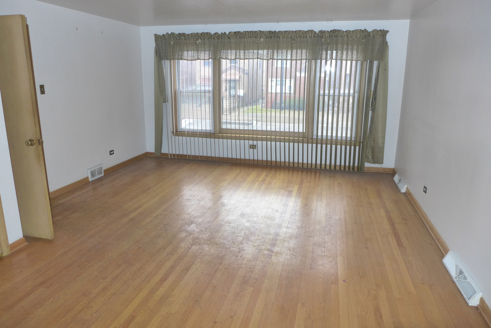 7525 S Yates Boulevard Property Photo 4