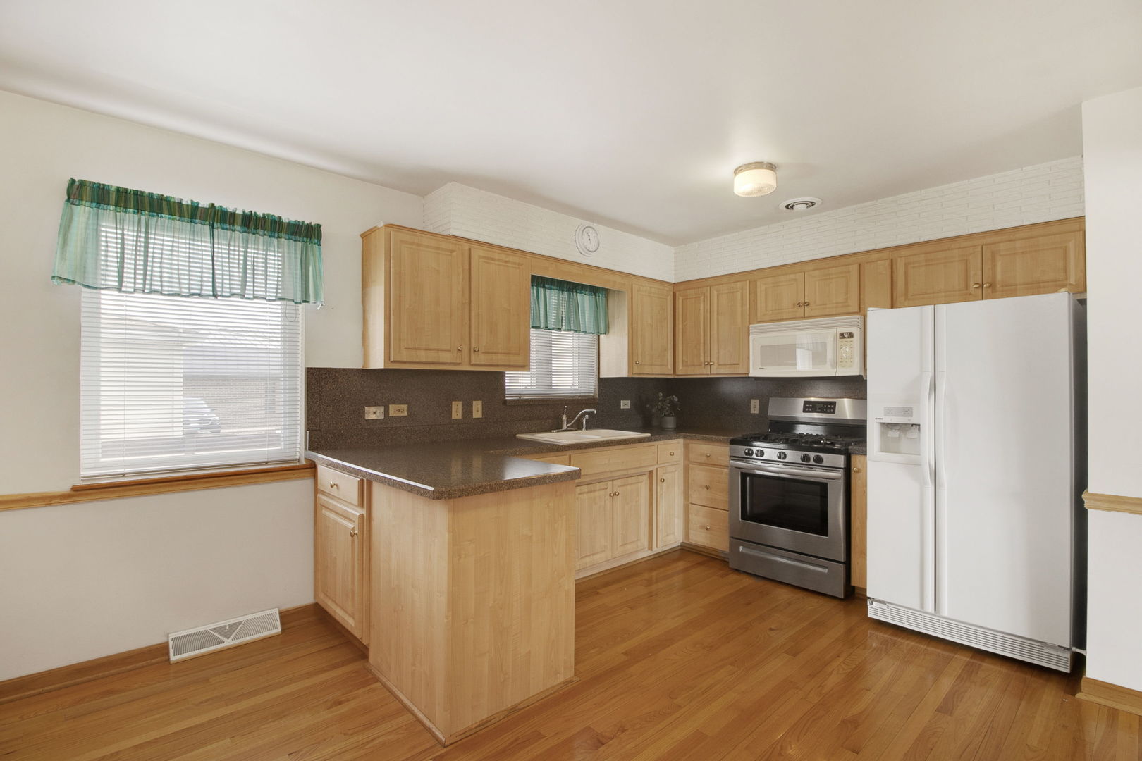2547 & 2549 2nd Avenue Property Photo 4