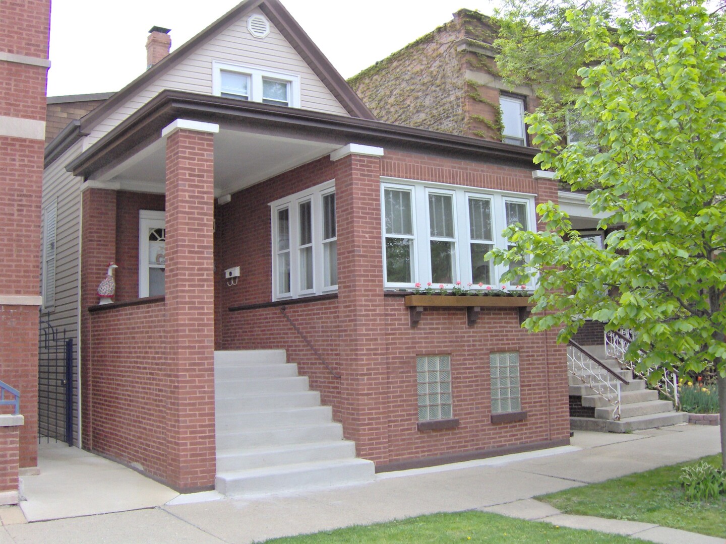 4047 N Oakley Avenue Property Photo