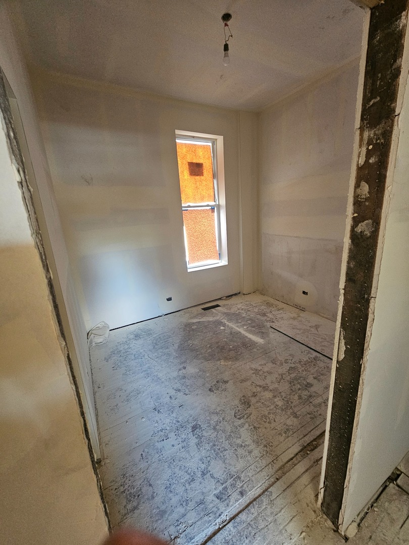5725 S May Street Property Photo 3