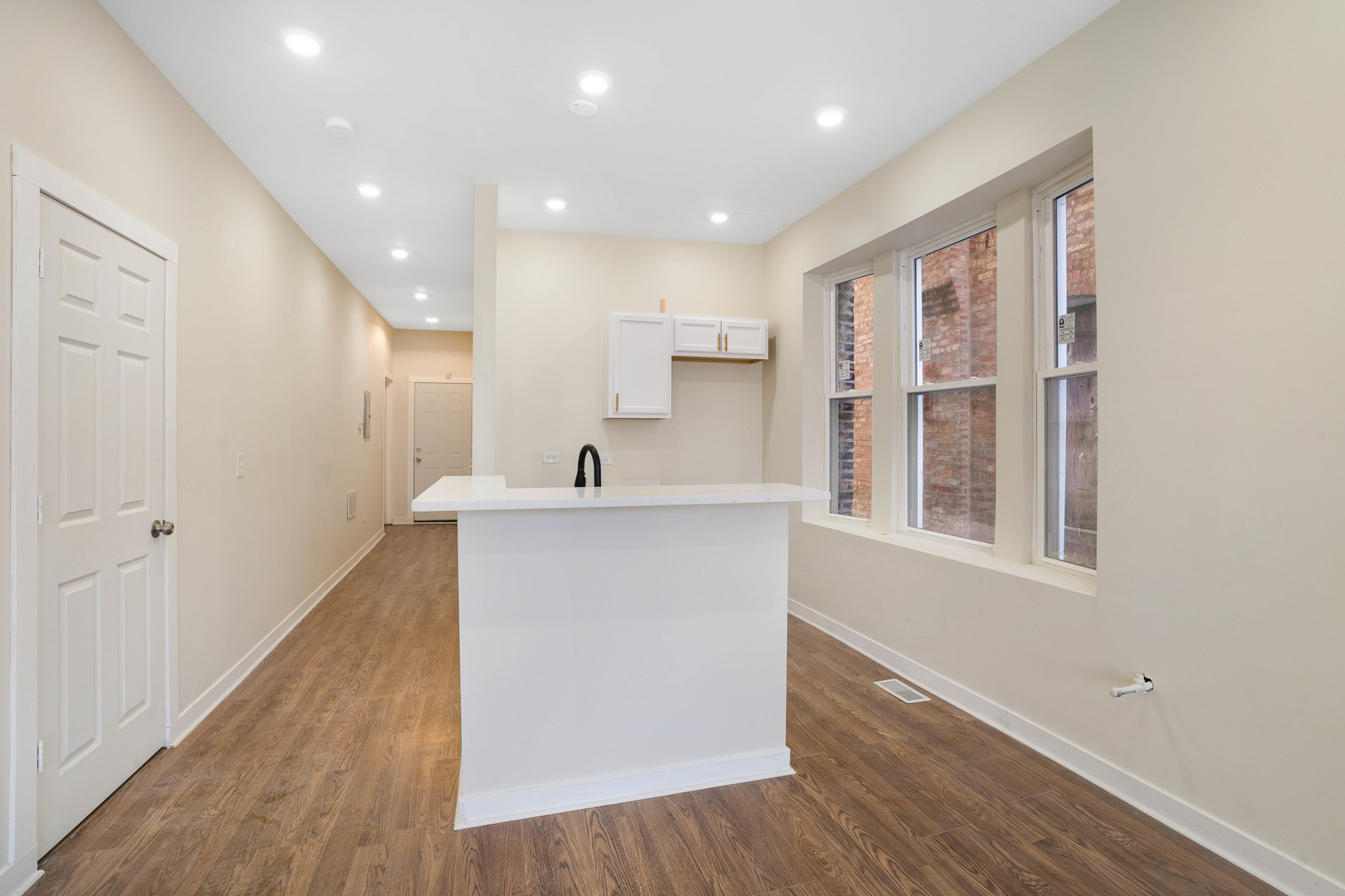 6709 S Carpenter Street Property Photo 4