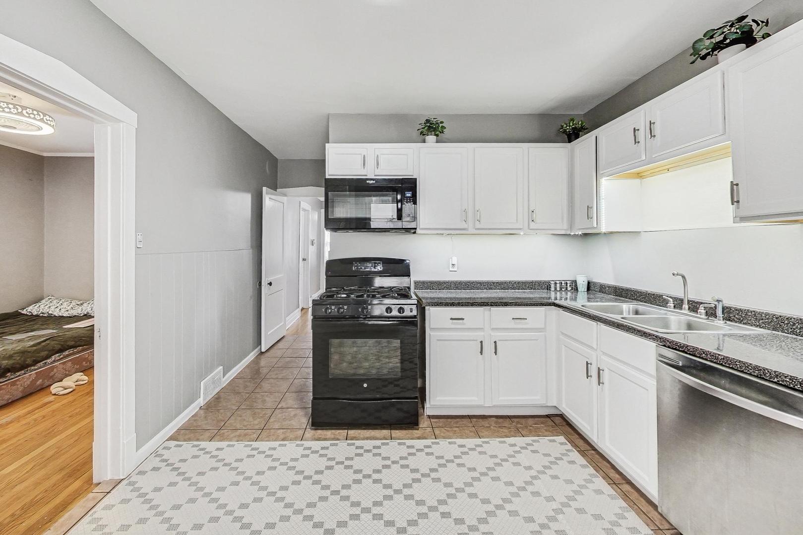 5216 N Ludlam Avenue Property Photo 24