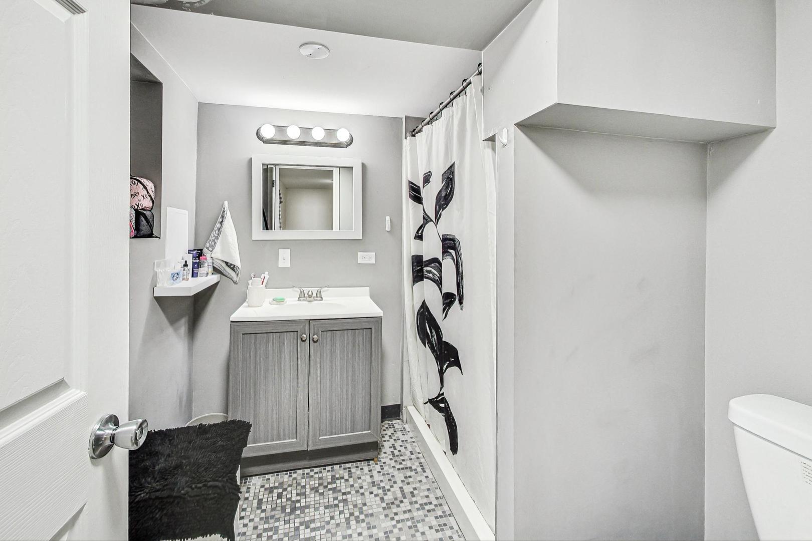 5216 N Ludlam Avenue Property Photo 33