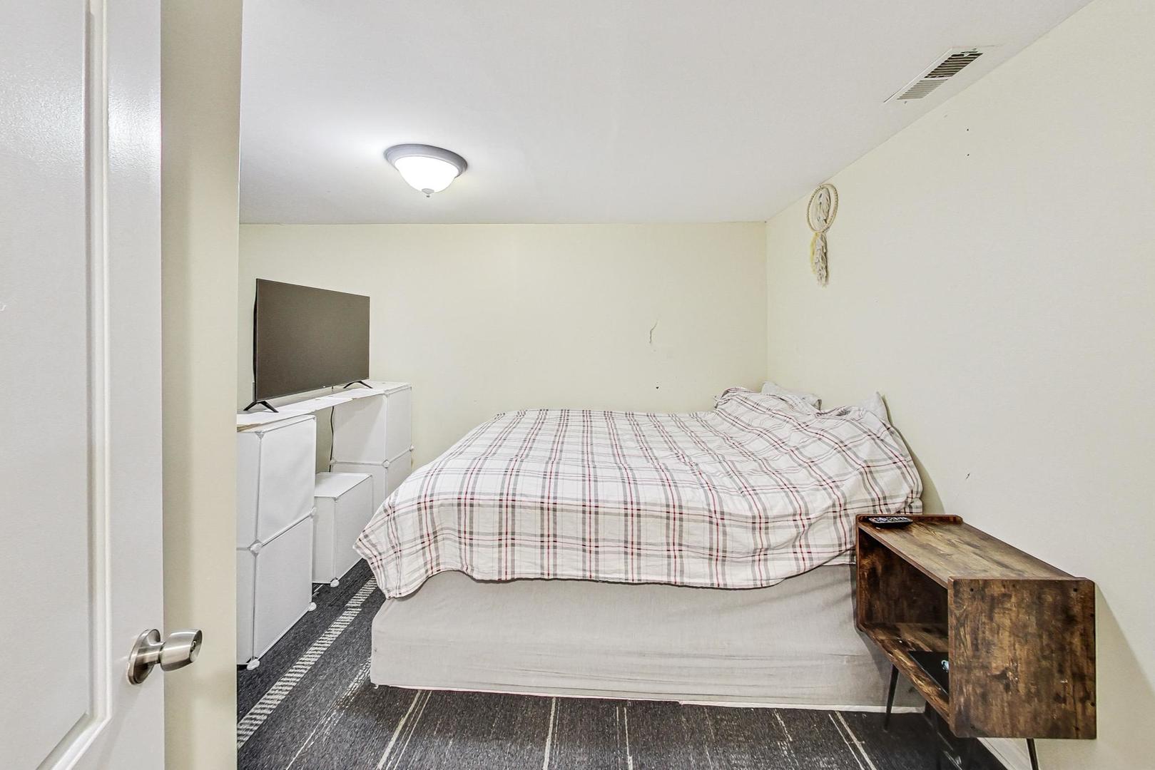 5216 N Ludlam Avenue Property Photo 34