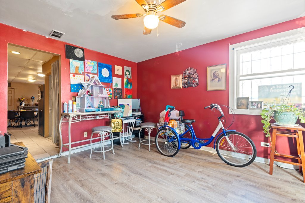 2638 W Lyndale Street Property Photo 18