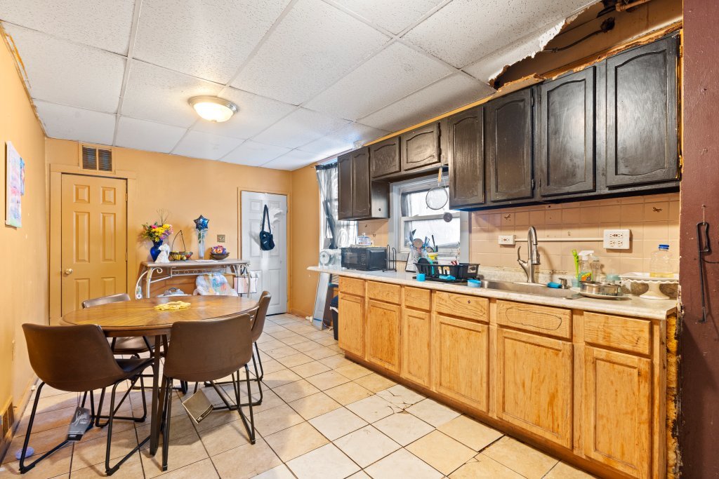 2638 W Lyndale Street Property Photo 20