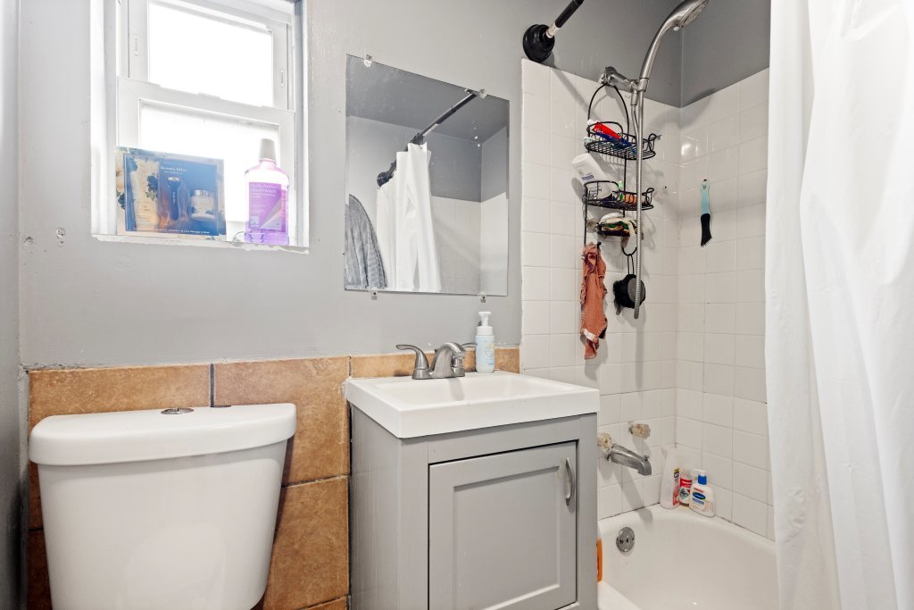 2638 W Lyndale Street Property Photo 24