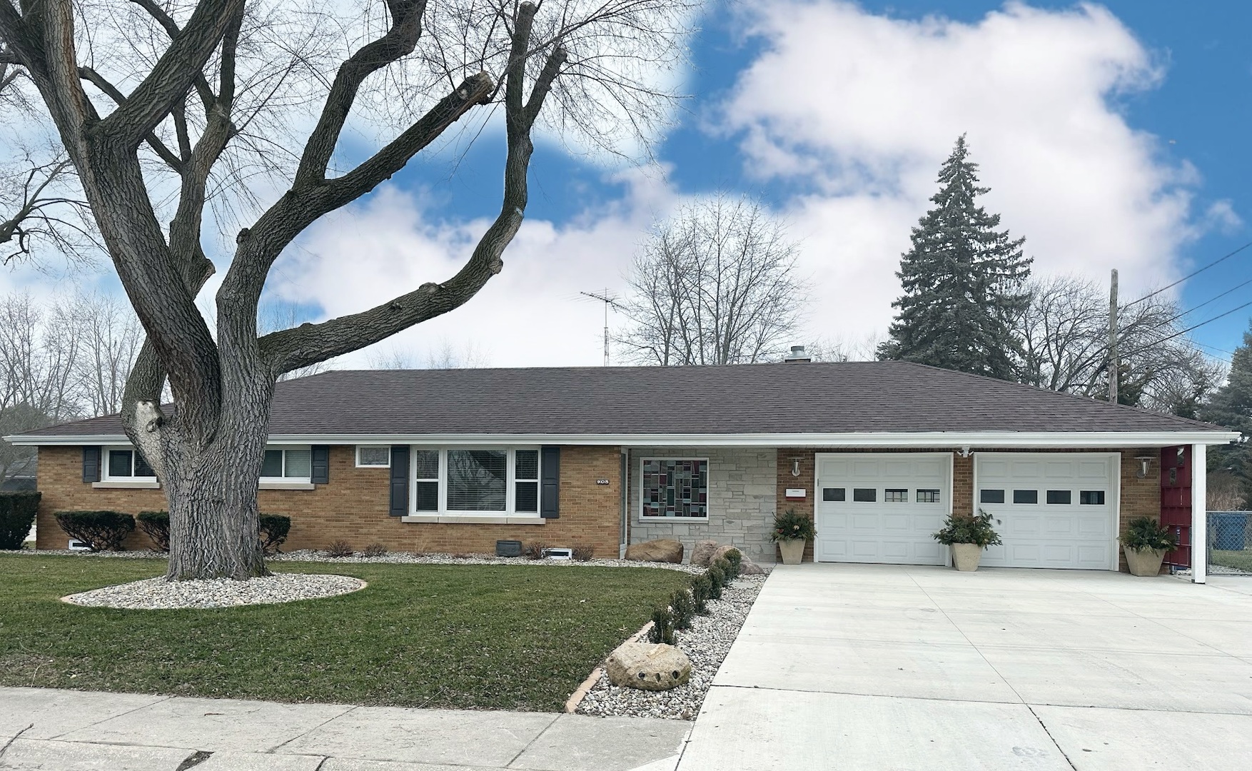 905 Meadow Court Property Photo