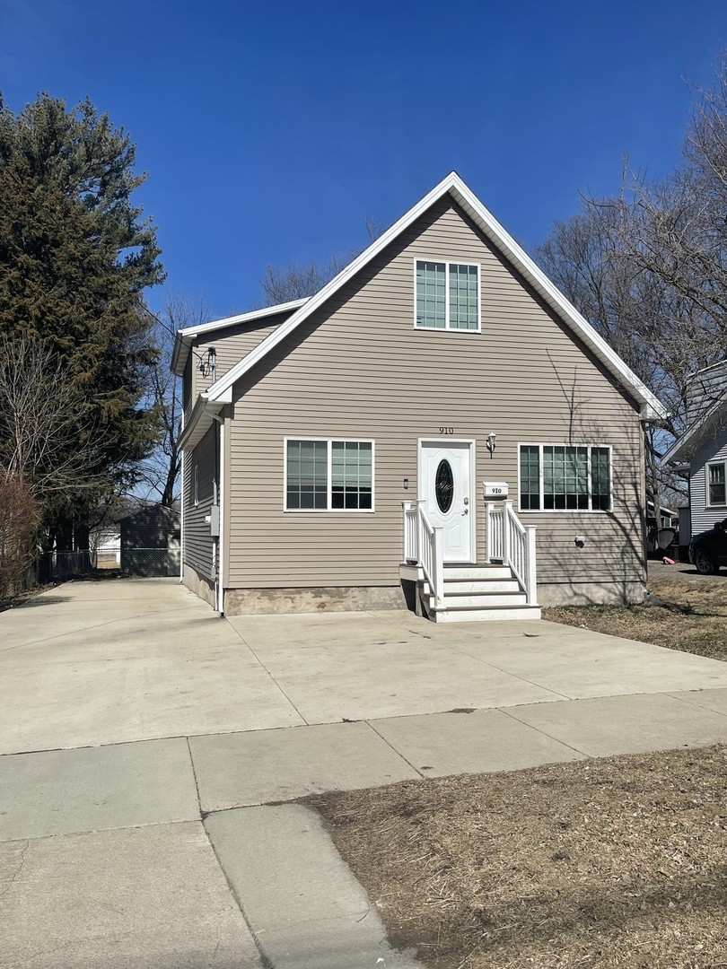 910 W Division Street Property Photo