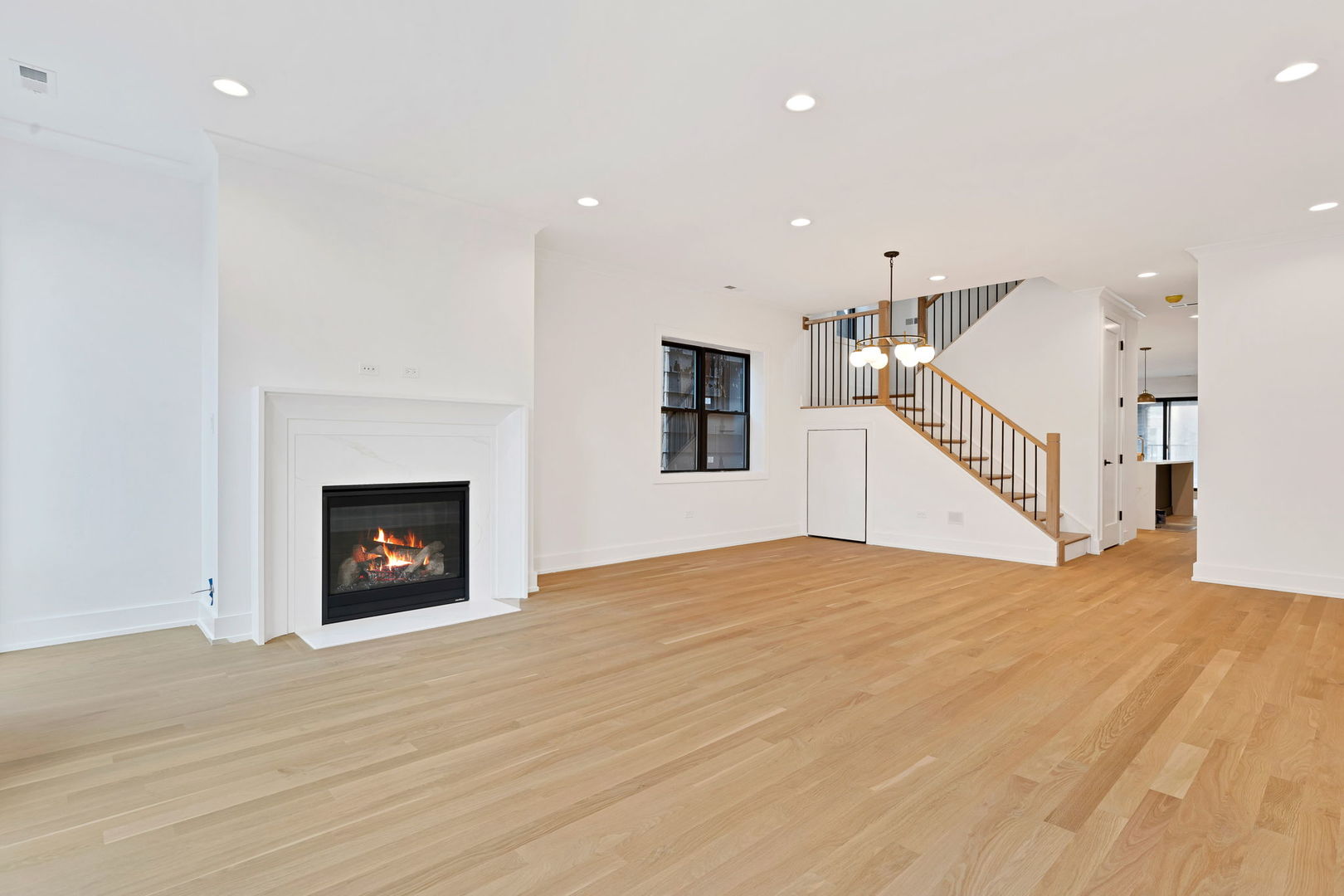 707 W Briar Place 1e Property Photo 3