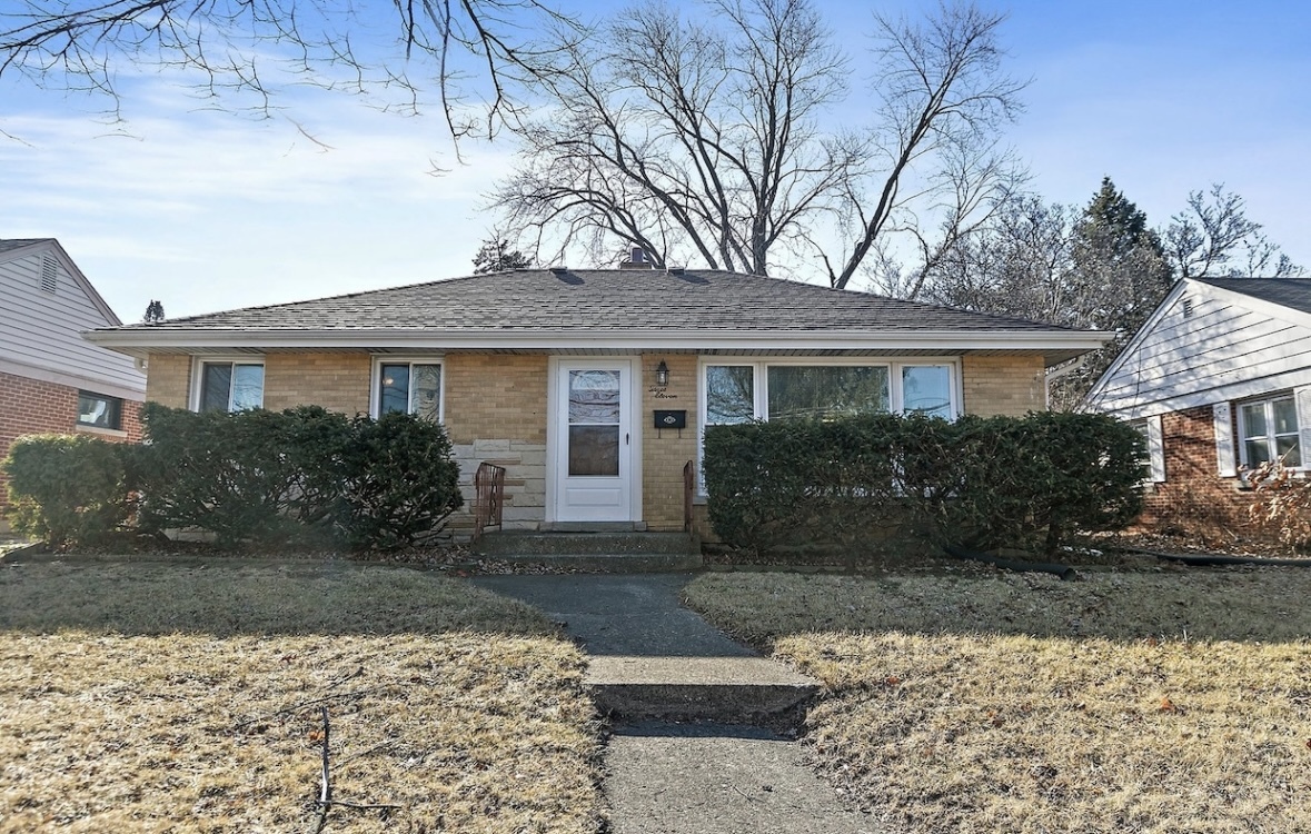 311 E Palatine Road Property Photo