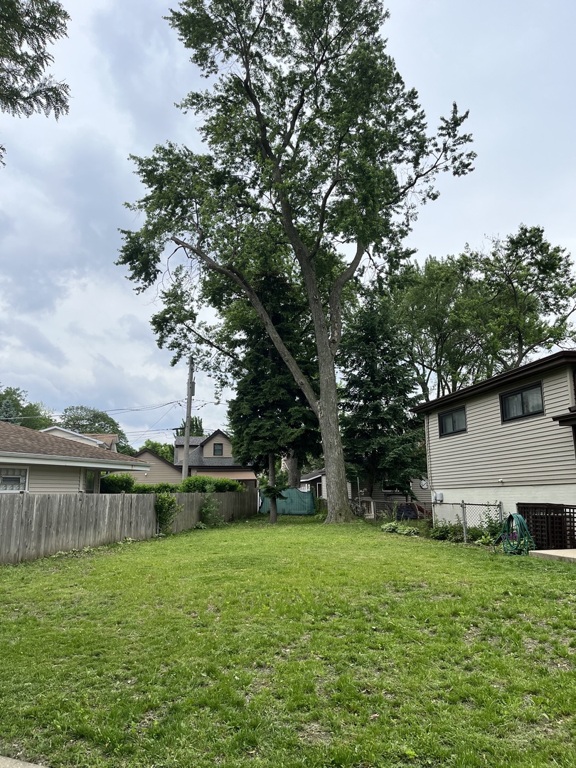 6724 N Avondale Avenue Property Photo 2