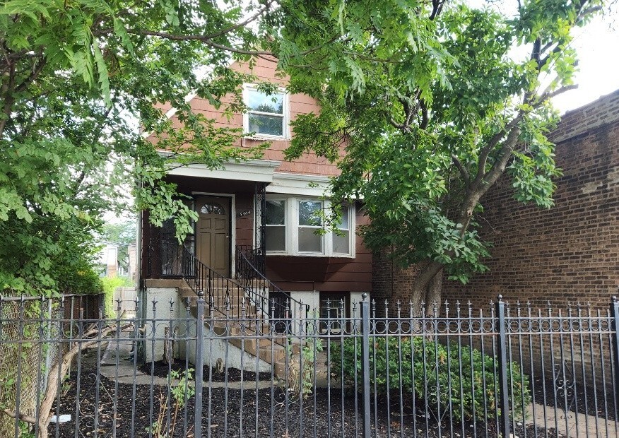 5464 W Division St Property Photo