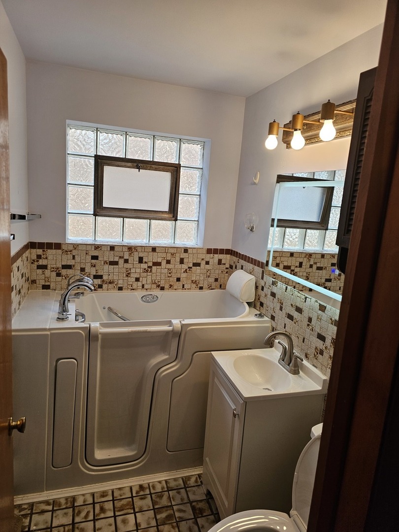 8605 S Calumet Avenue Property Photo 14