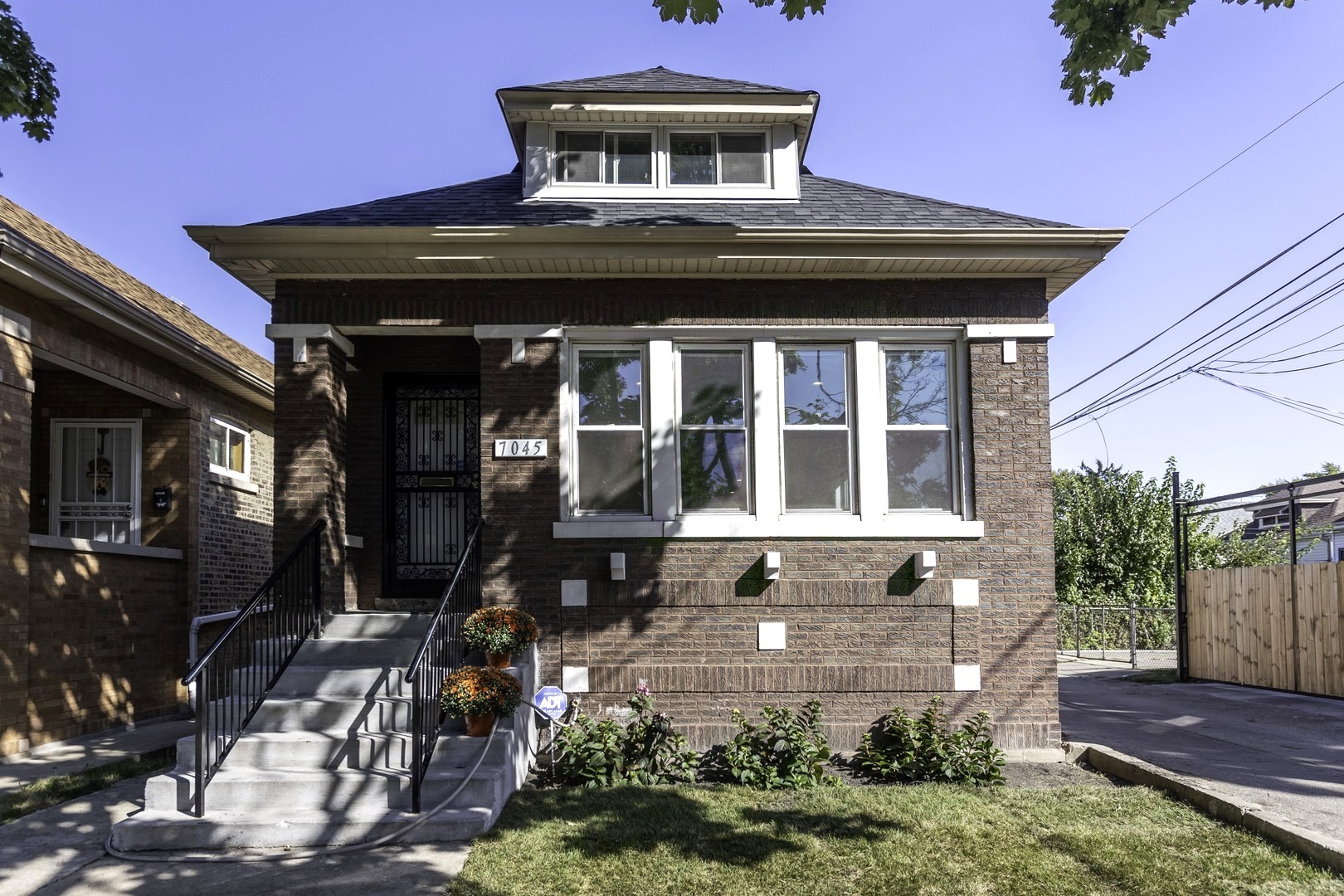 7045 S Oakley Ave Property Photo 1