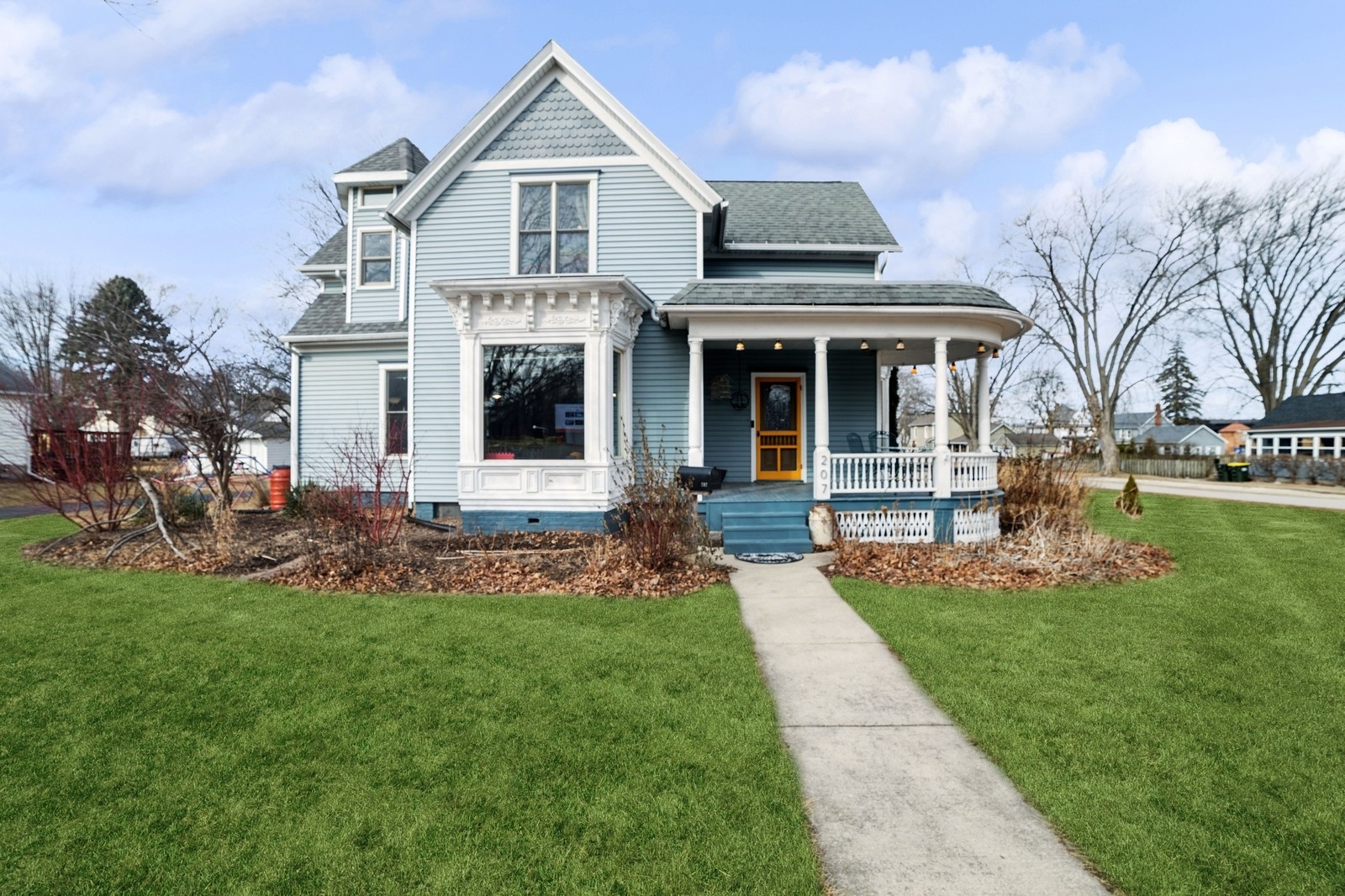 207 S Locust Street Property Photo