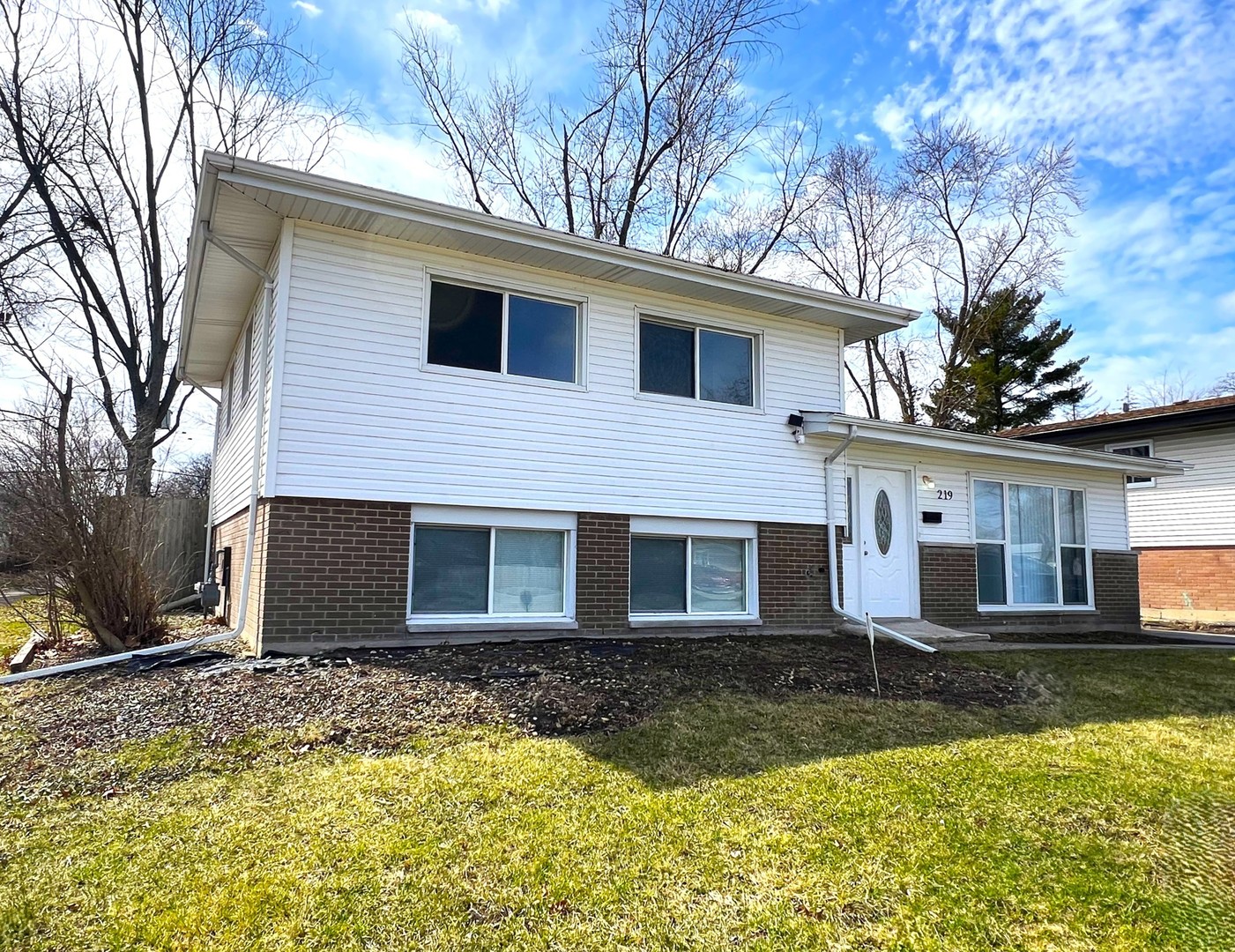 219 Illinois Street Property Photo