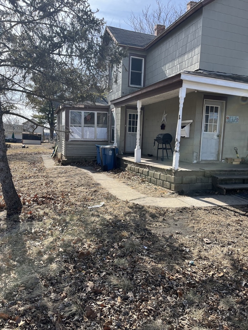 215 E Waupansie Street Property Photo 3