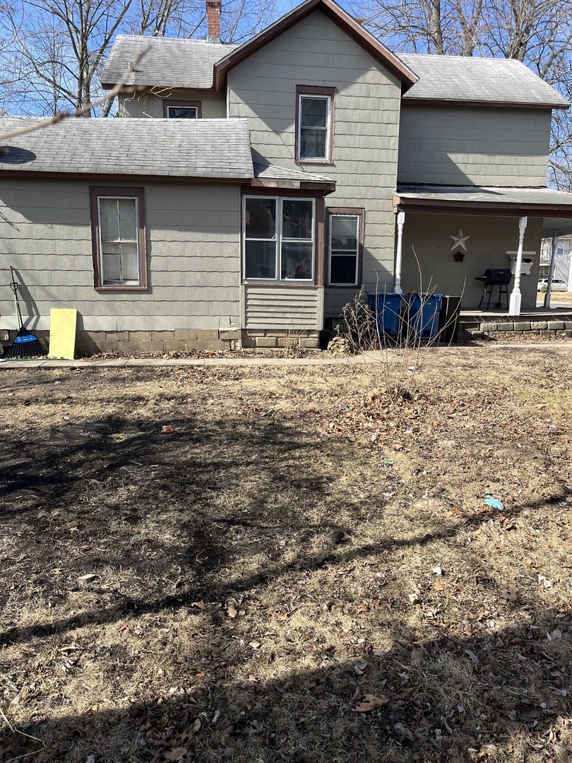 215 E Waupansie Street Property Photo 4