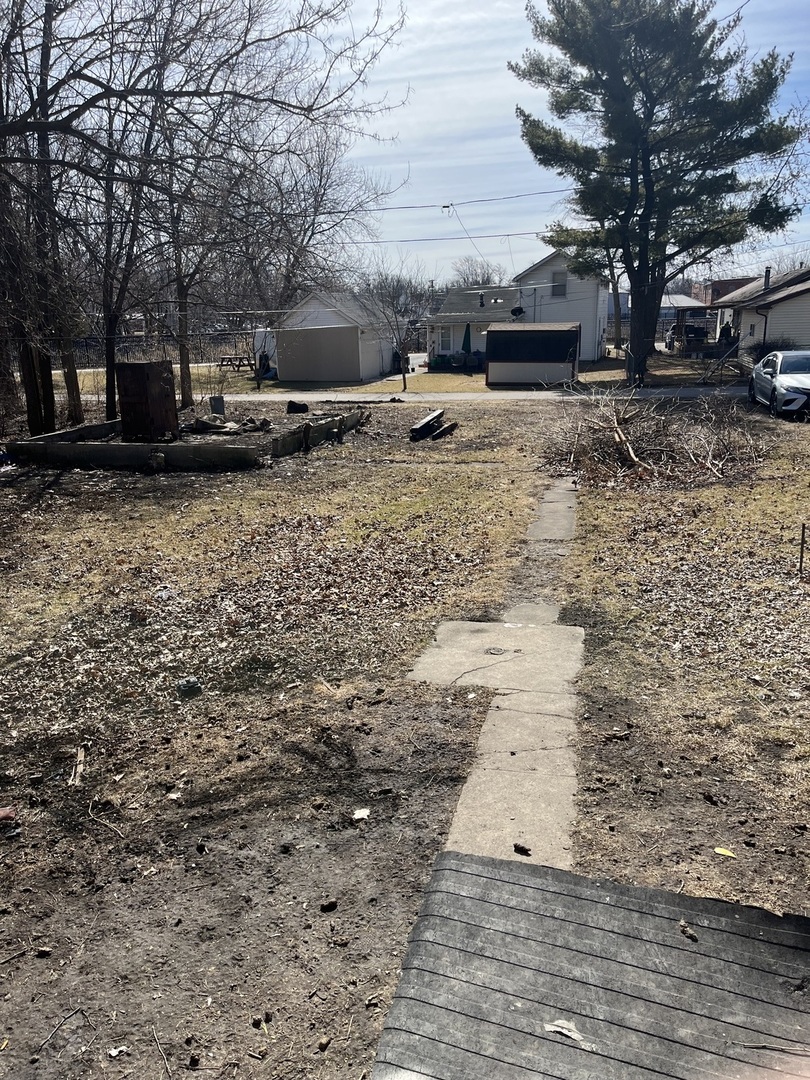 215 E Waupansie Street Property Photo 6