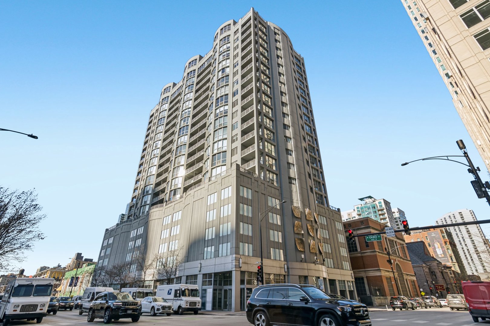 600 N Dearborn St Property Photo