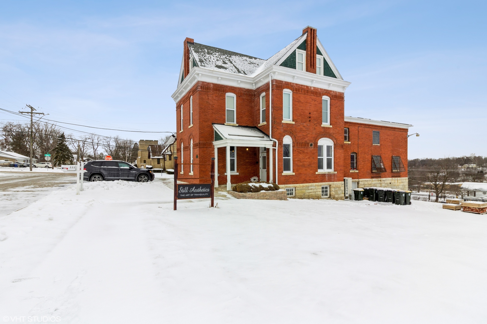 111 W Madison St Property Photo