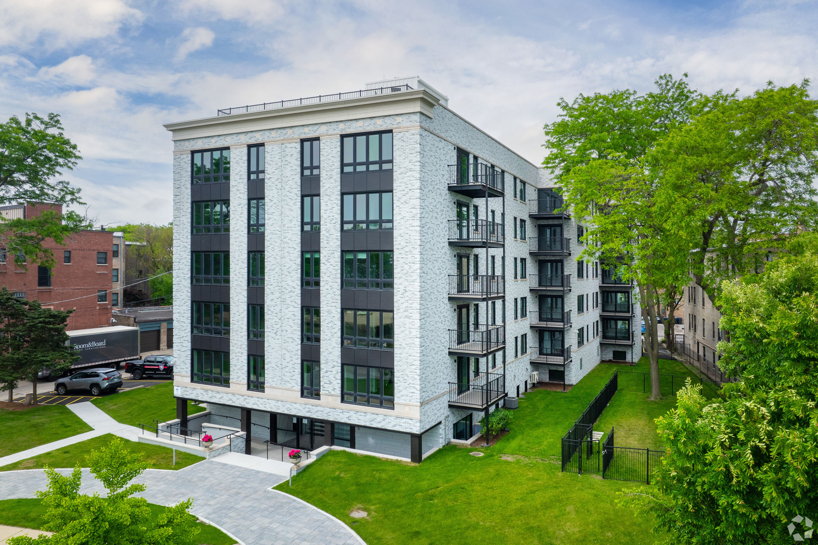 550 Sheridan Sq Property Photo
