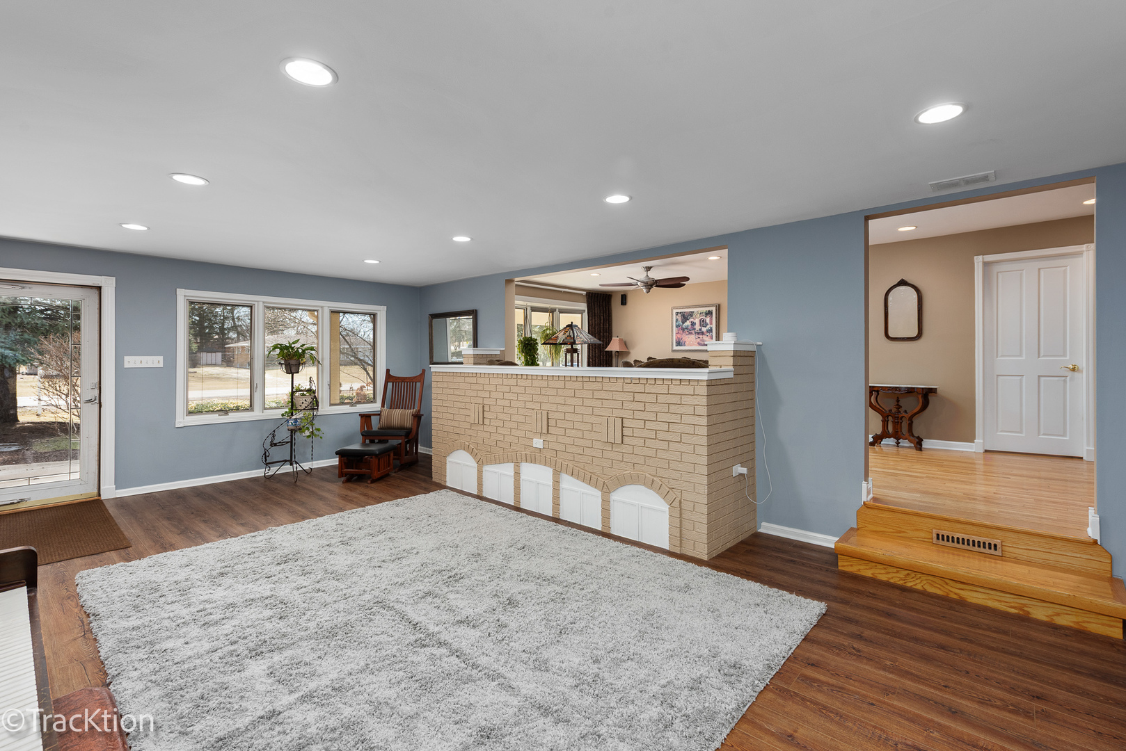 716 W 79th Place Property Photo 3