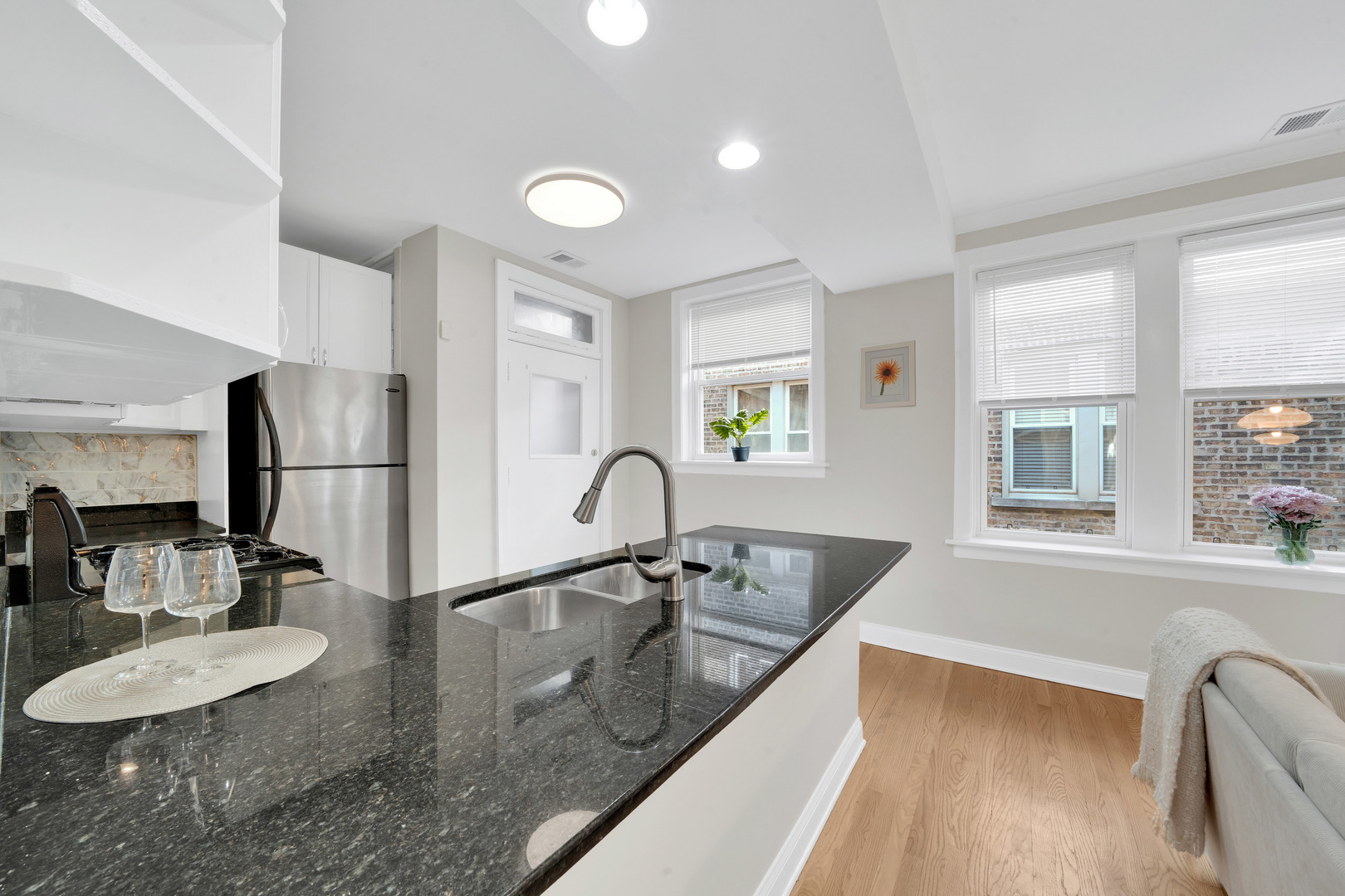 2236 W Roscoe Street 2 Property Photo 6