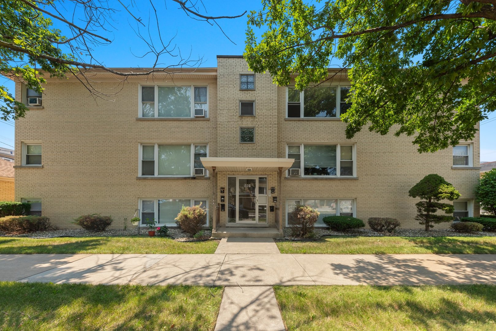 5901 W Montrose Ave Property Photo
