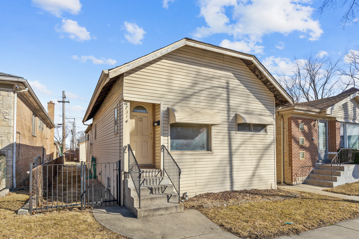 7314 W Addison St Property Photo