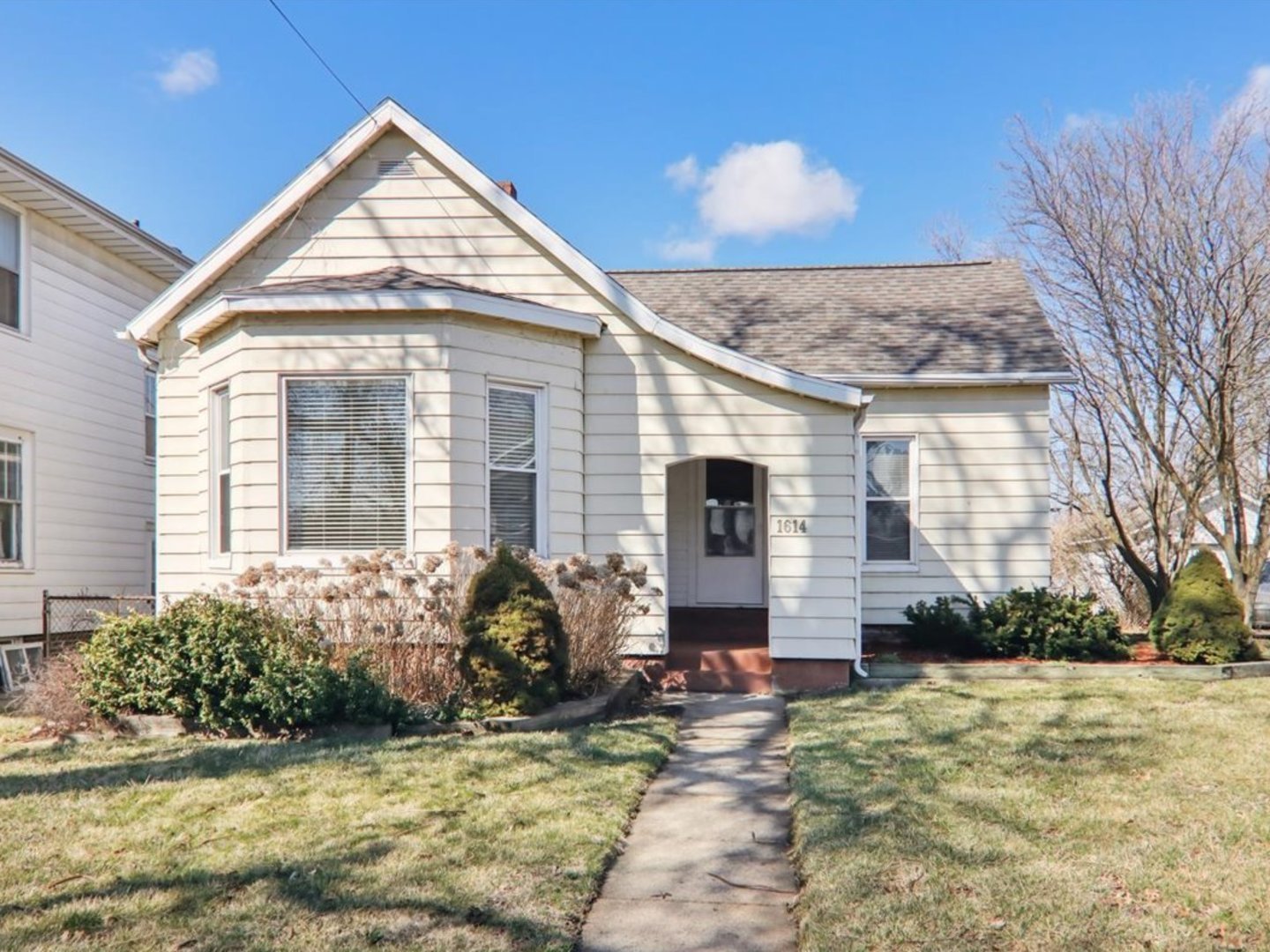 1614 E Oakland Street Property Photo