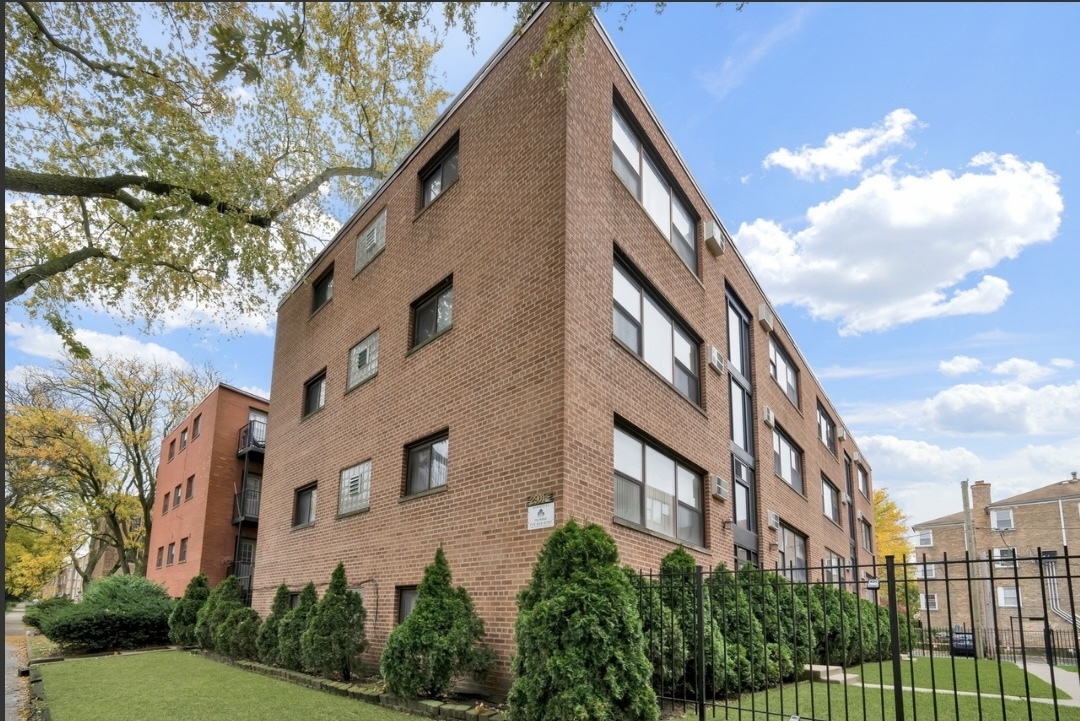 Amundsen High School Real Estate Listings Main Image