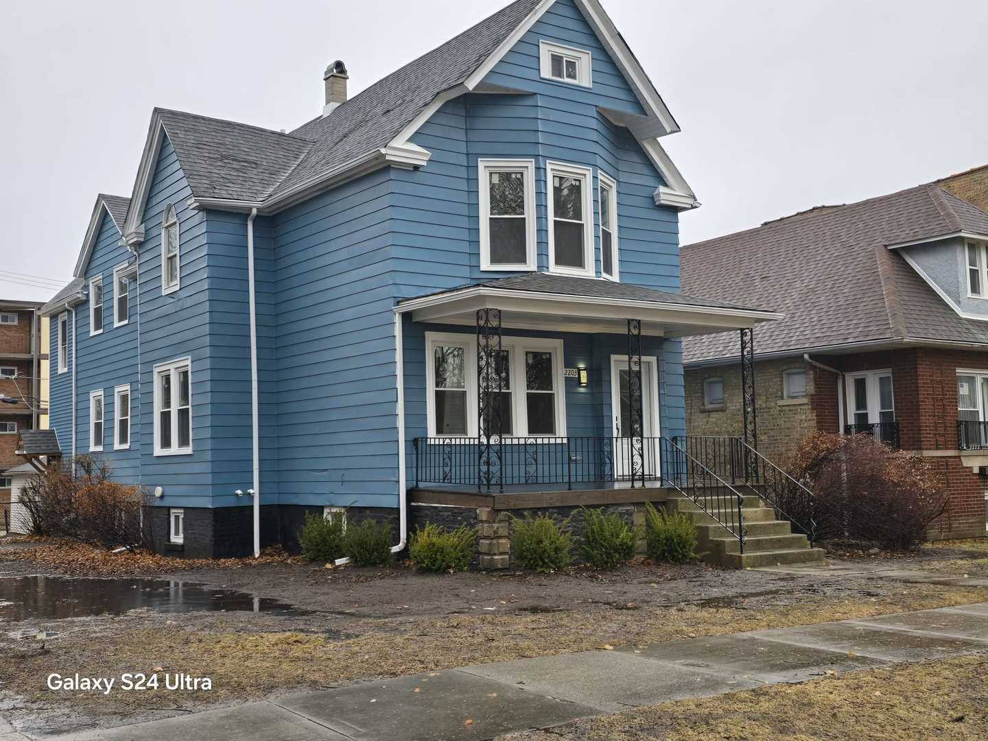 2203 W Lunt Ave Property Photo