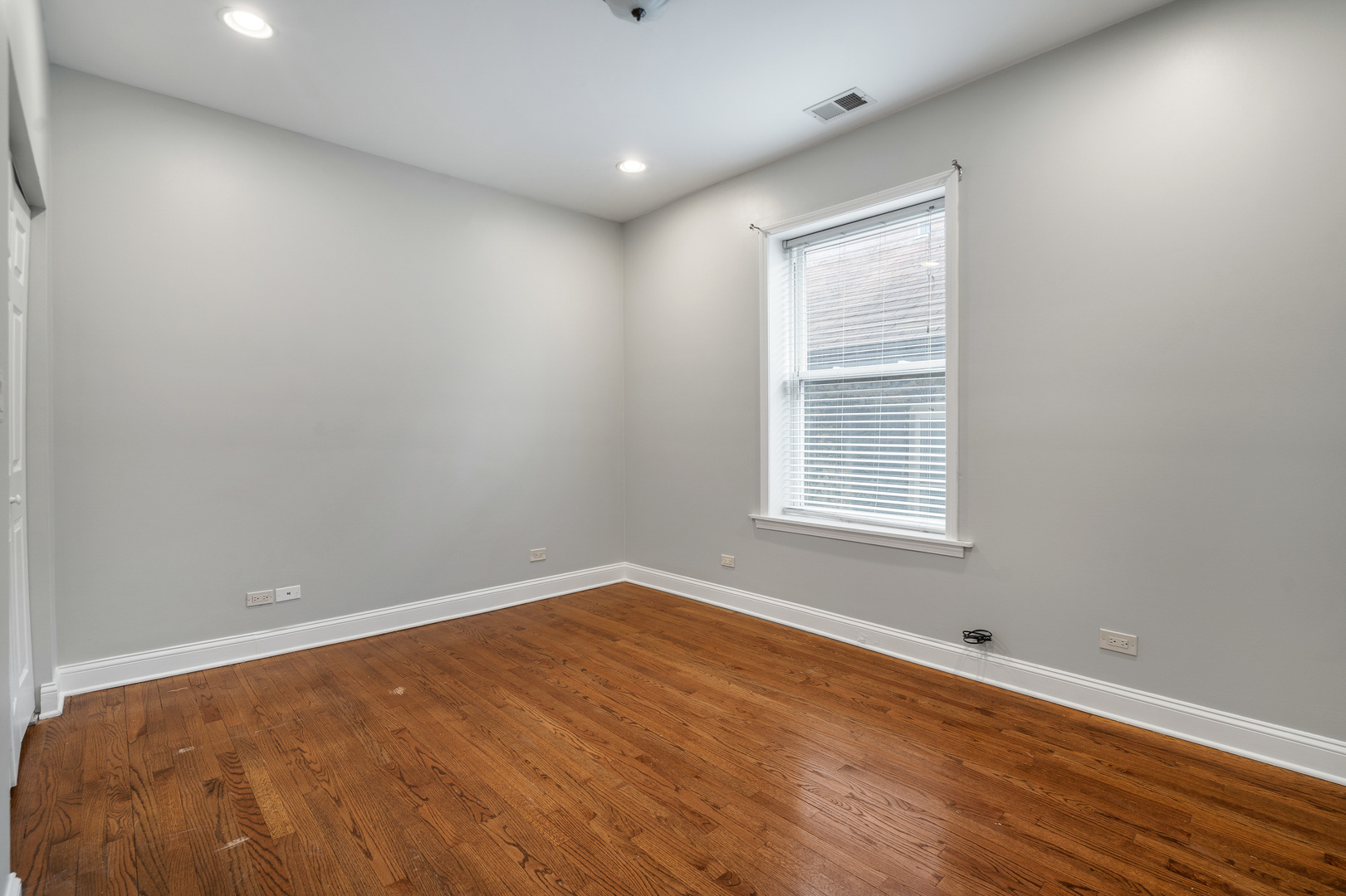 4906 N Whipple Street Property Photo 7