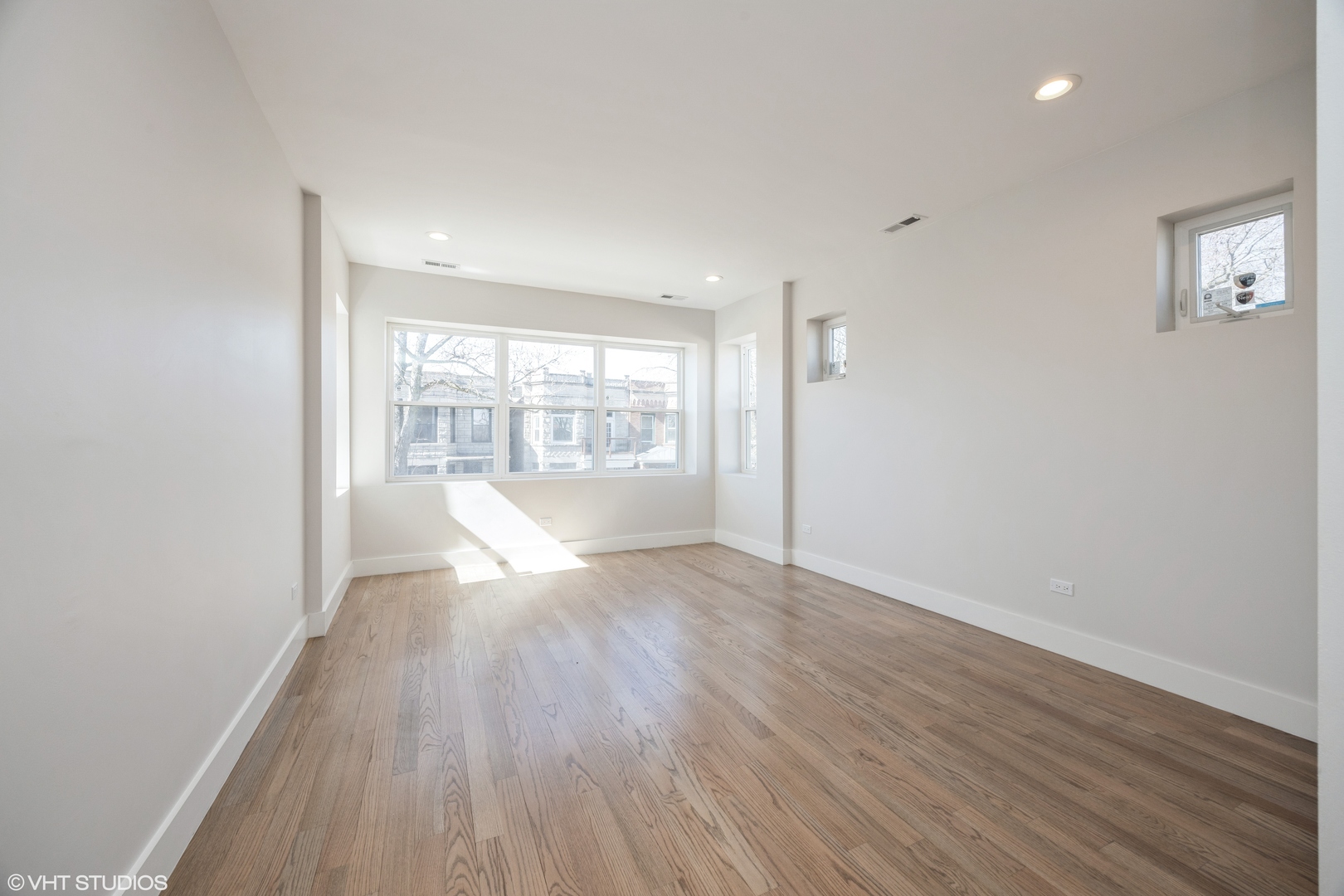 615 N Troy Street Property Photo 4