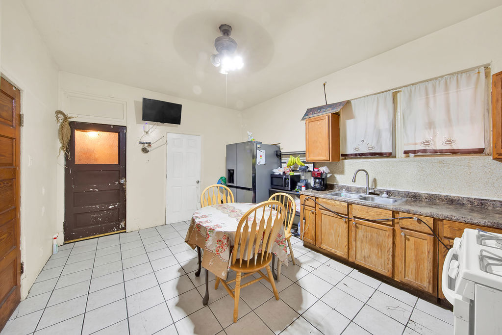2335 S Hamlin Avenue Property Photo 16
