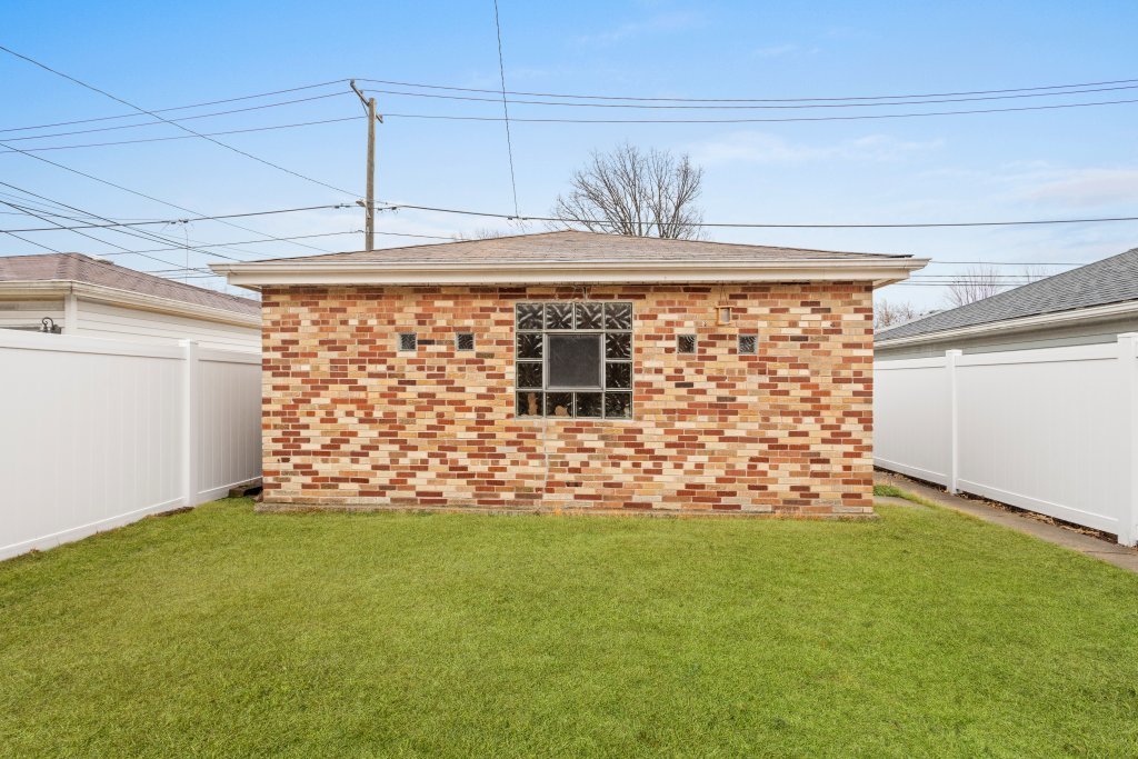 5623 S Newcastle Avenue Property Photo 4