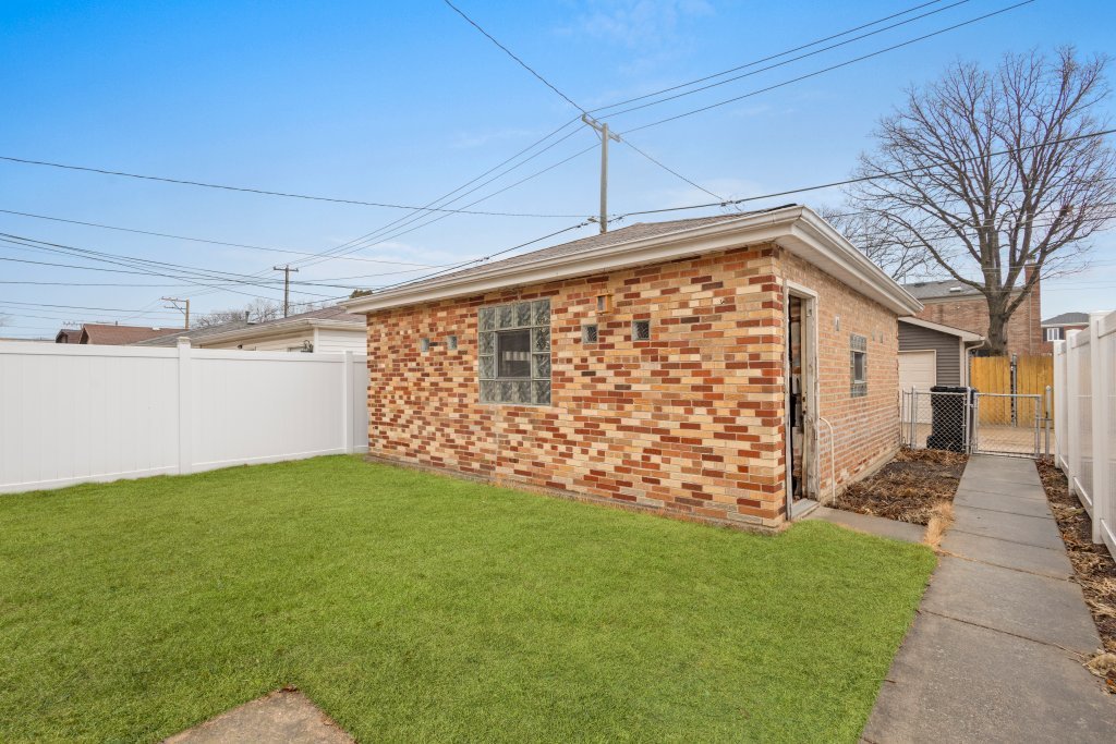 5623 S Newcastle Avenue Property Photo 5