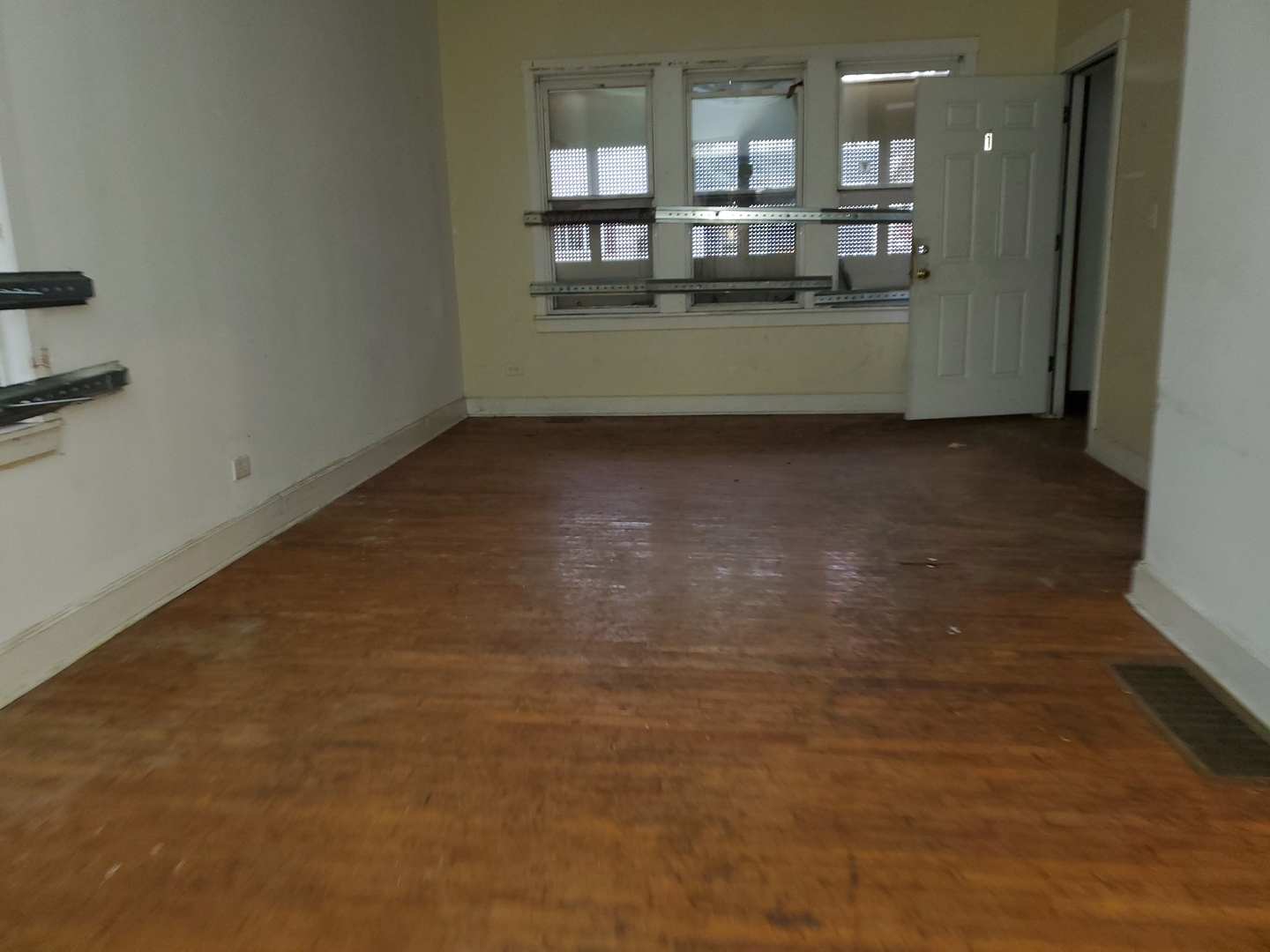 10805 S Hoxie Avenue Property Photo 4