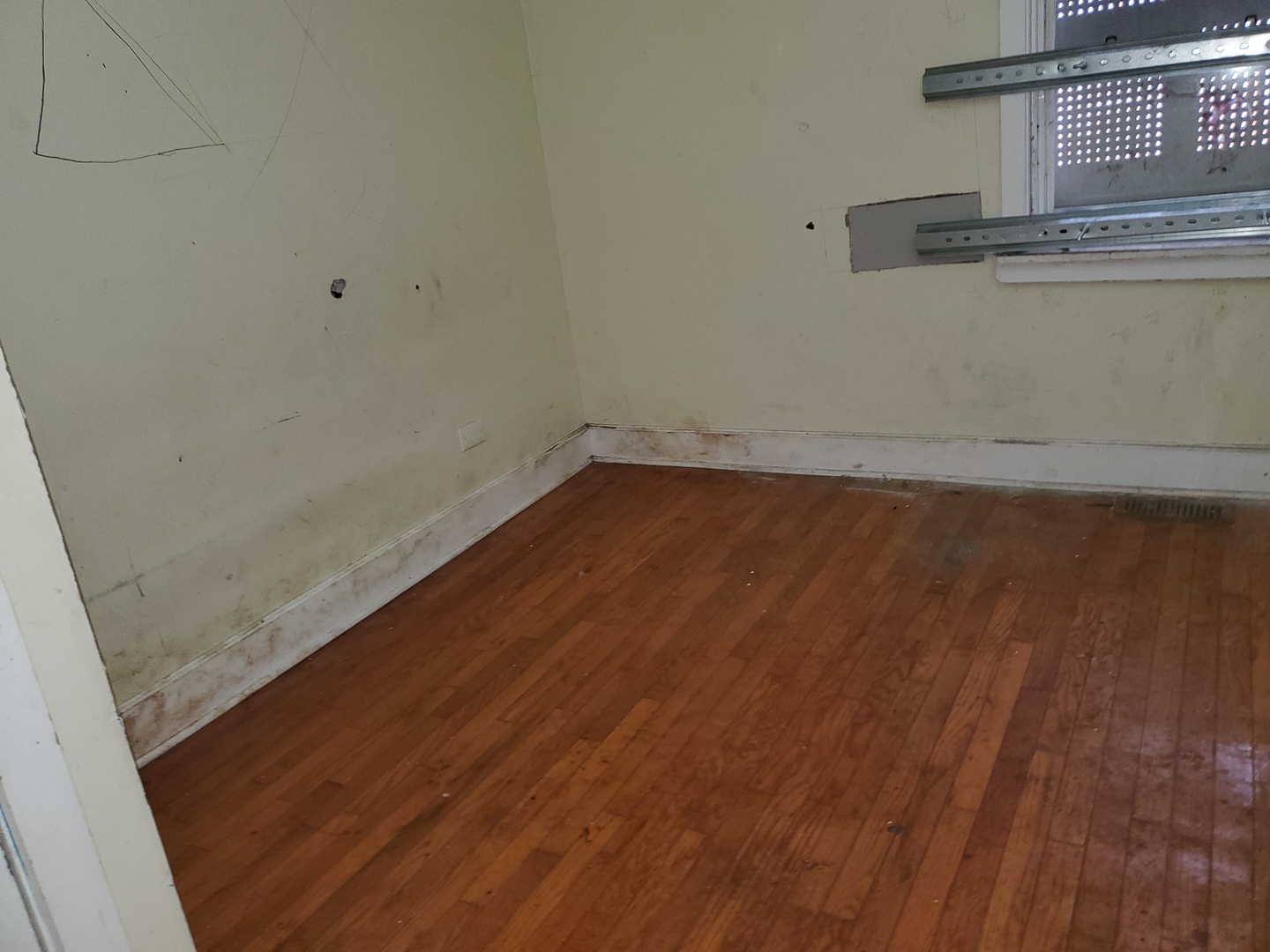 10805 S Hoxie Avenue Property Photo 5