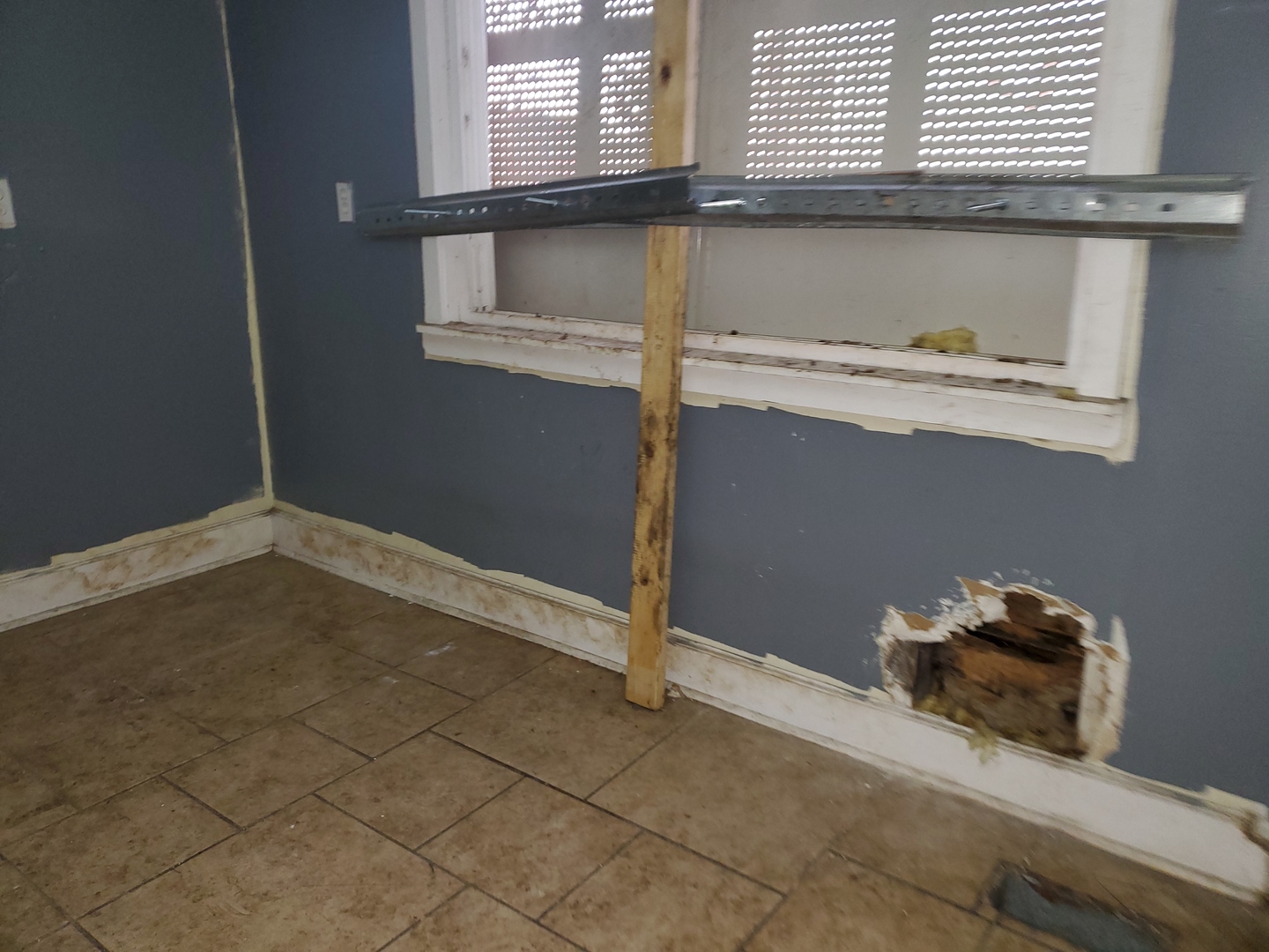 10805 S Hoxie Avenue Property Photo 8