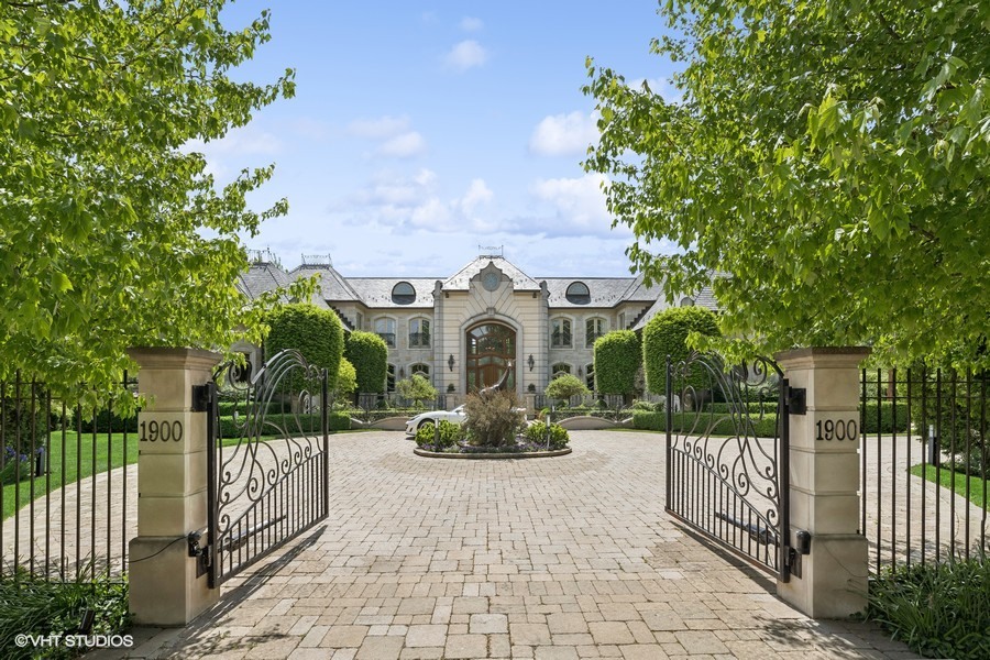 1900 Winnetka Avenue Property Photo