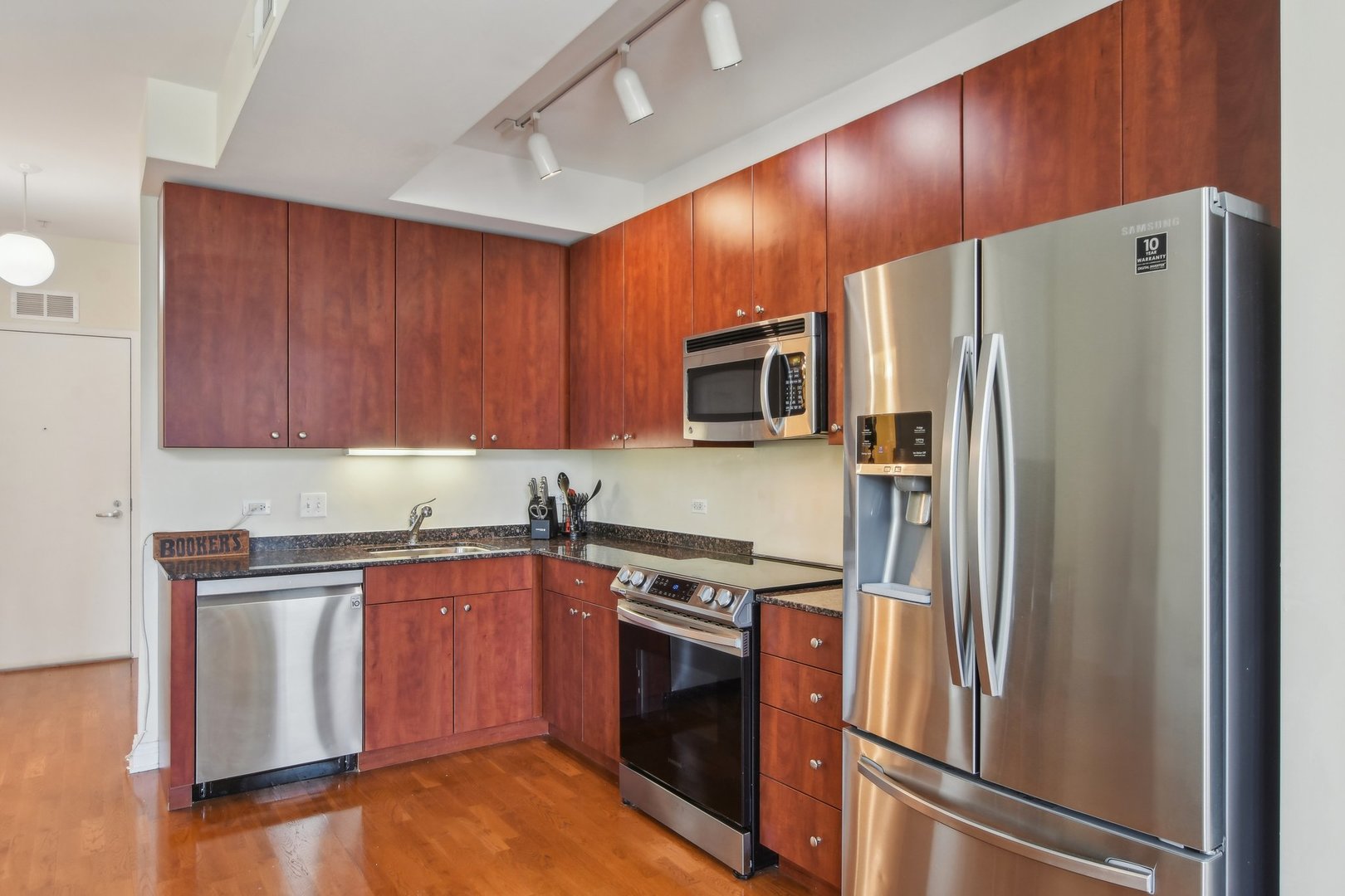 565 W Quincy Street 1711 Property Photo 6