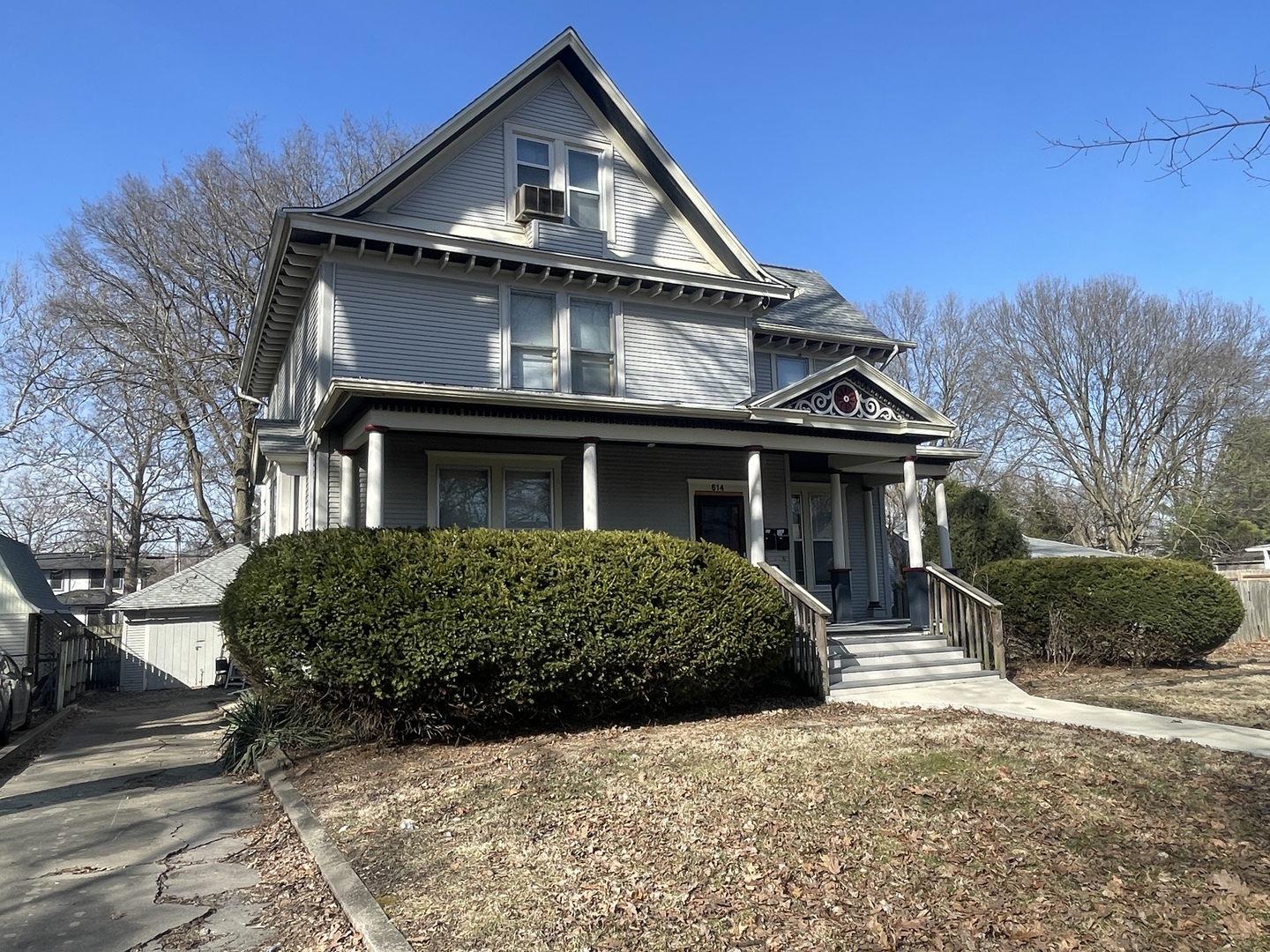 614 W Hill Street Property Photo 2